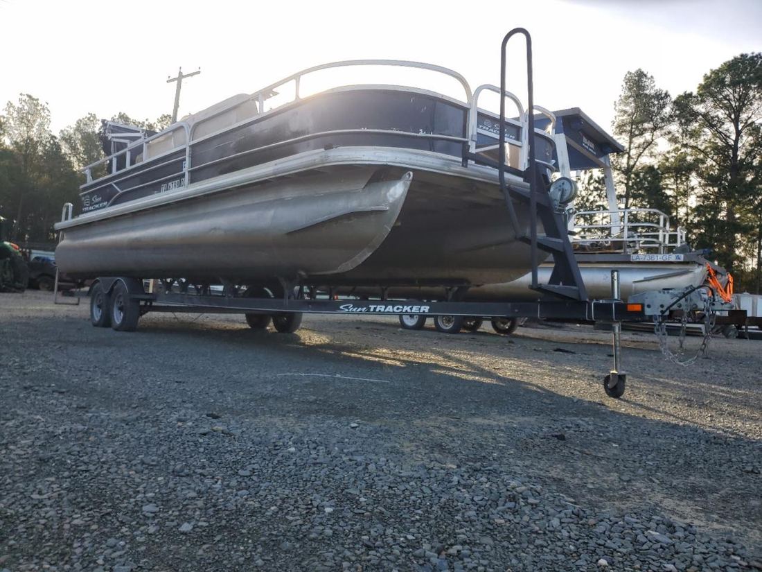 2017 SUN TRACKER BOAT W/TRL