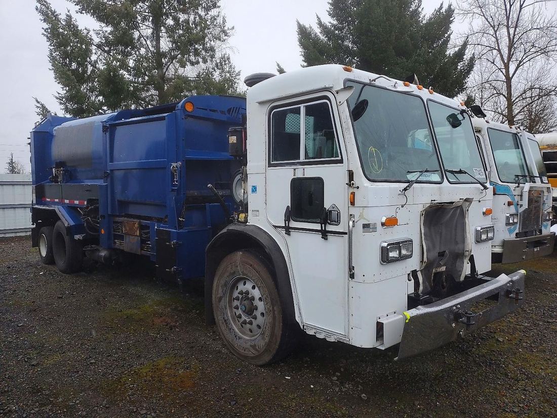 2013 PETERBILT 320