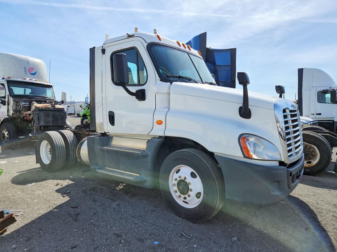 2016 FREIGHTLINER CASCADIA 1