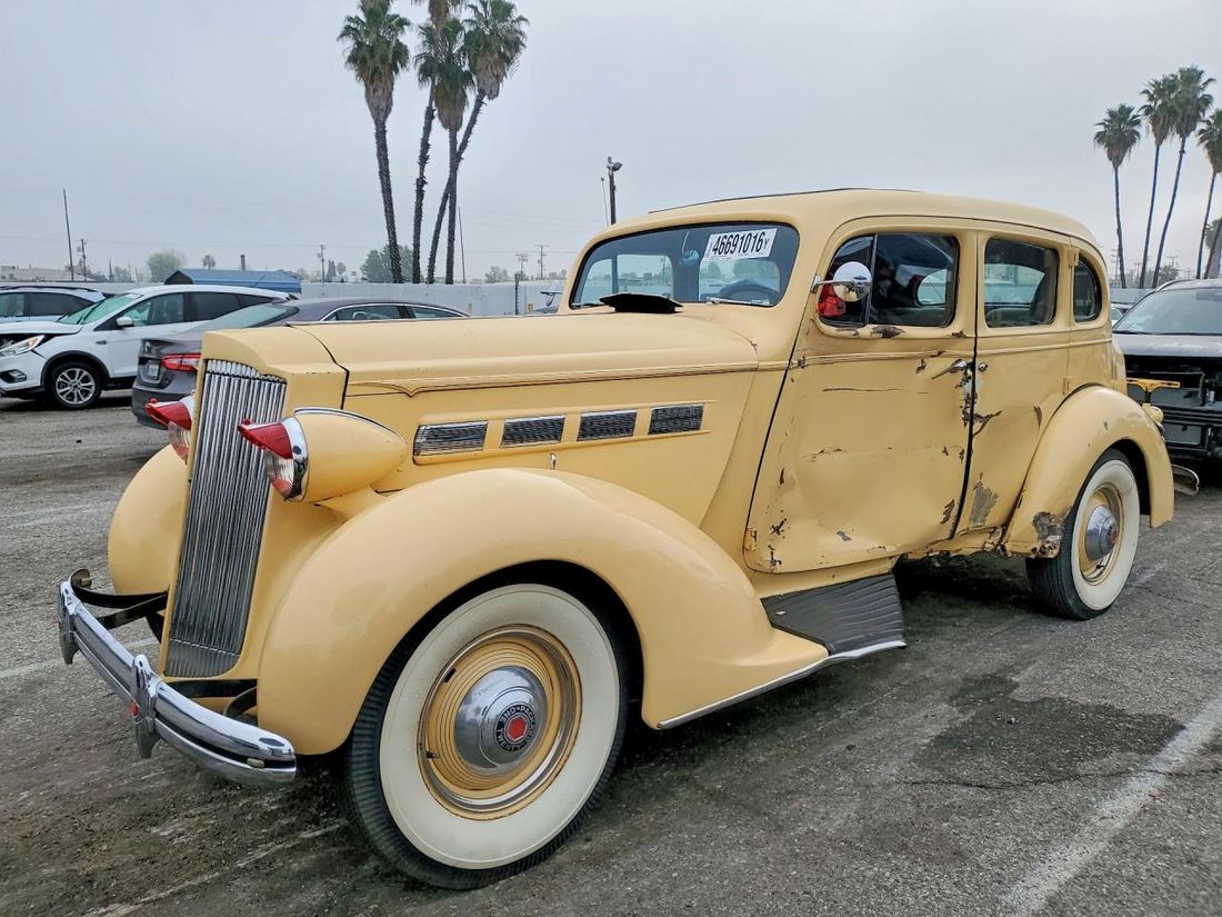 1937 PACKARD DELUXE EIGHT
