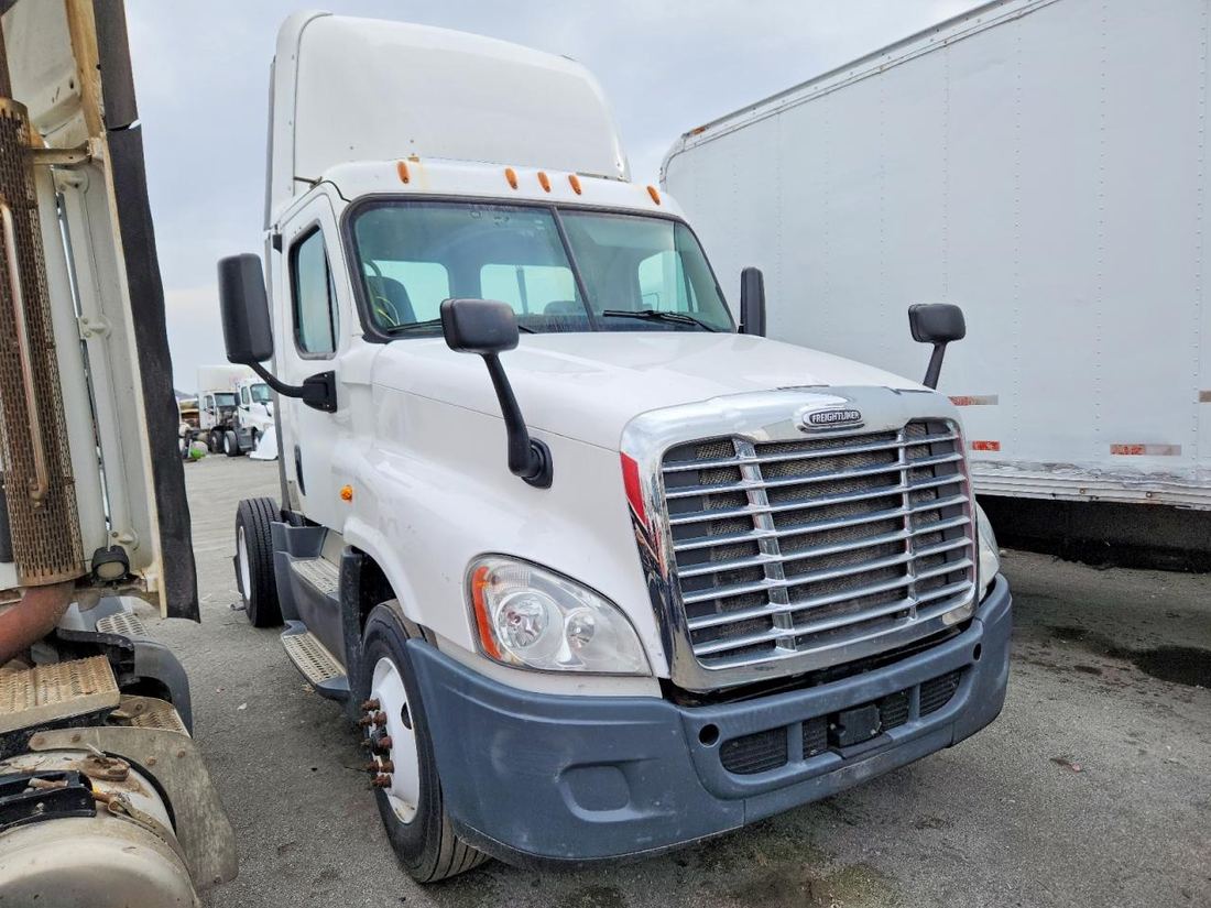 2016 FREIGHTLINER CASCADIA 1