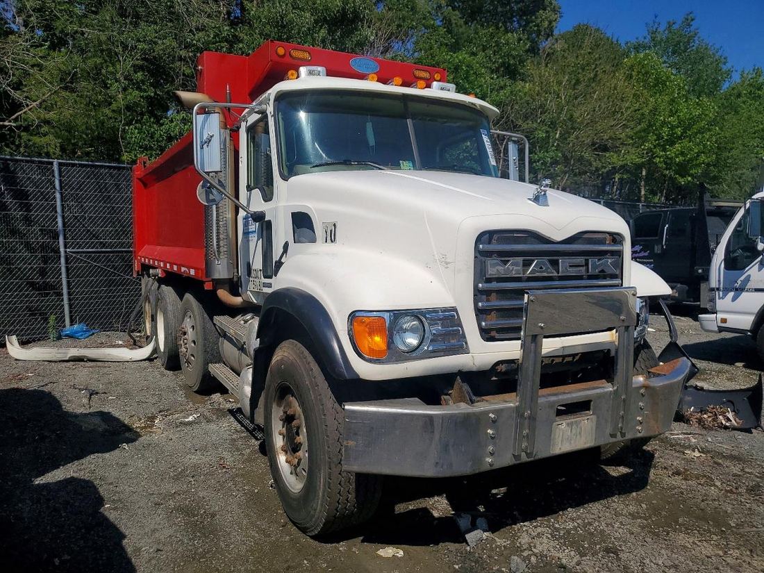 2006 MACK 700