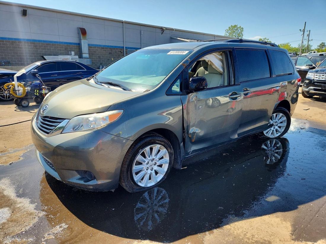 2012 TOYOTA SIENNA