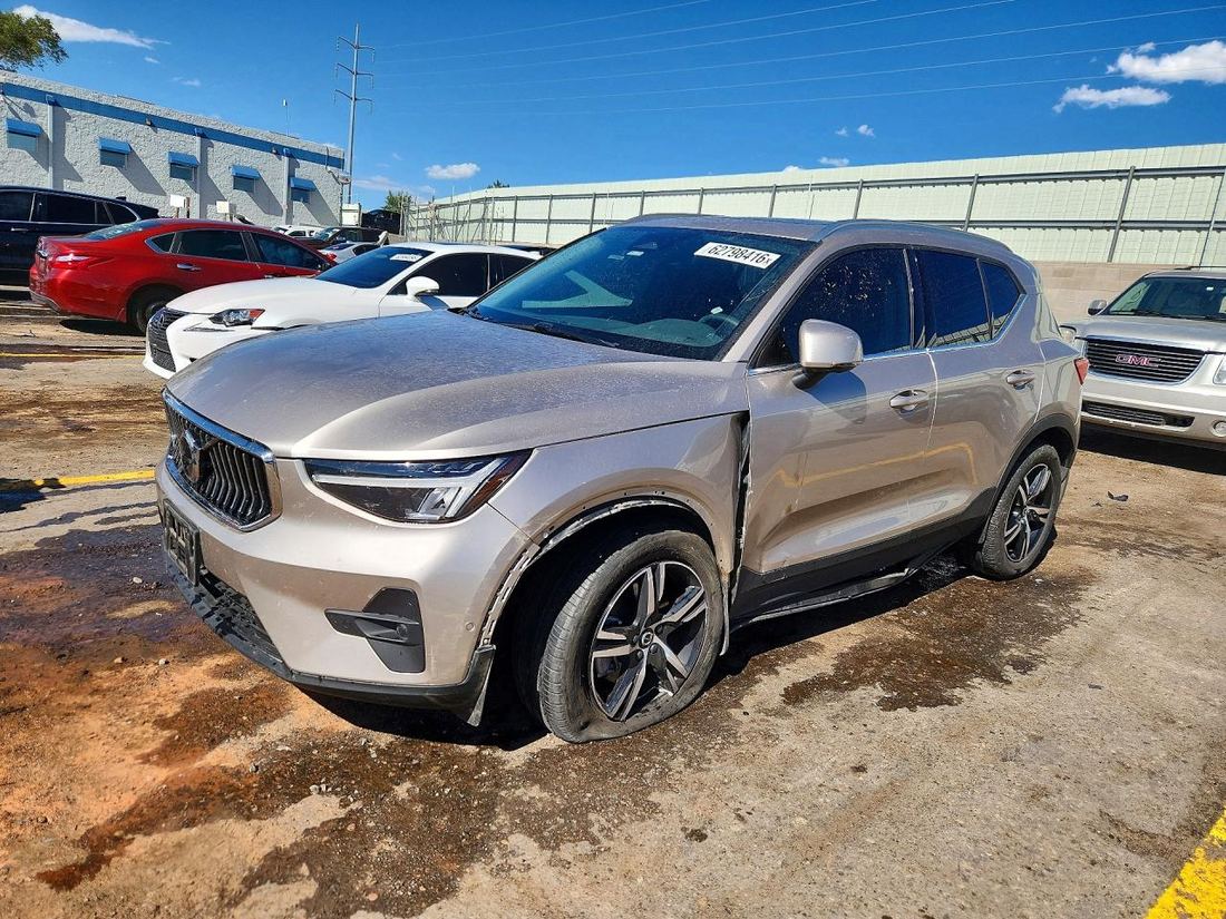 2023 VOLVO XC40