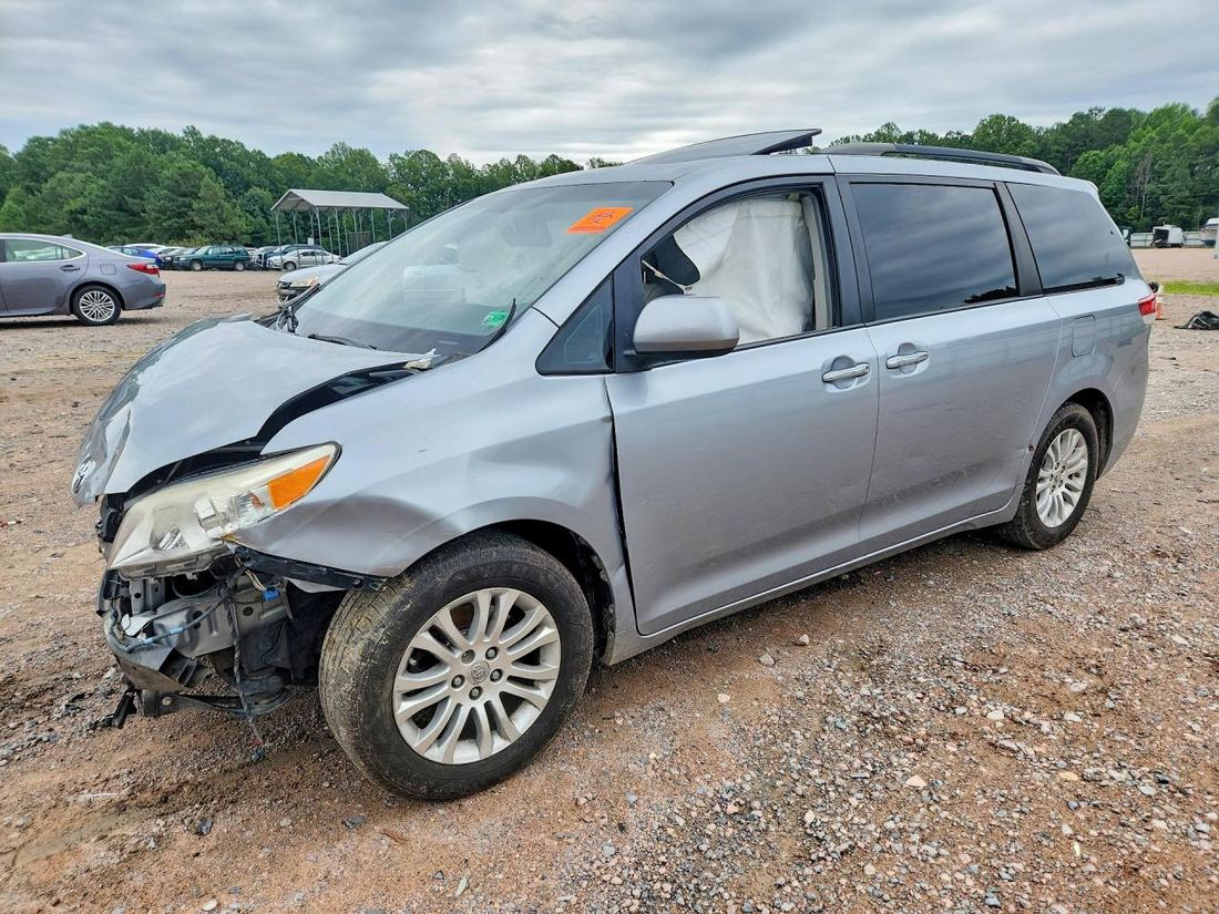 2013 TOYOTA SIENNA