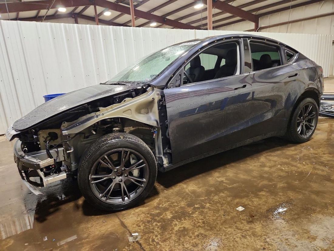 2025 TESLA MODEL Y