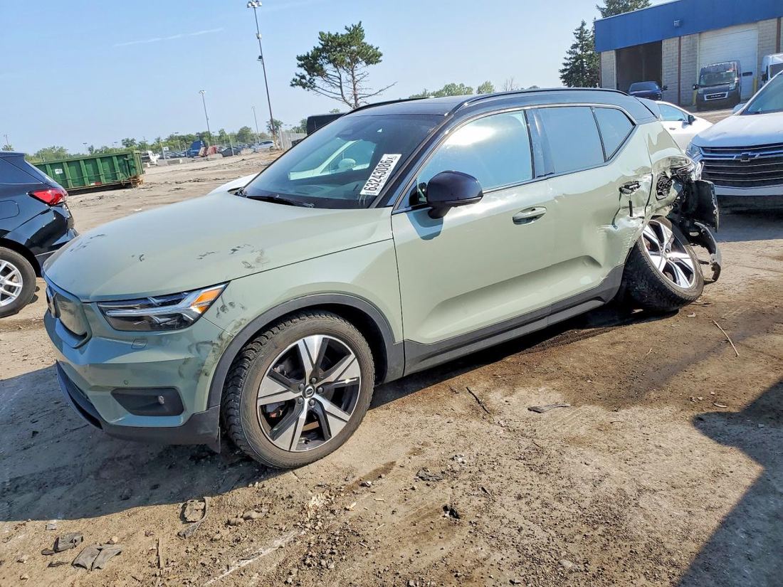 2021 VOLVO XC40