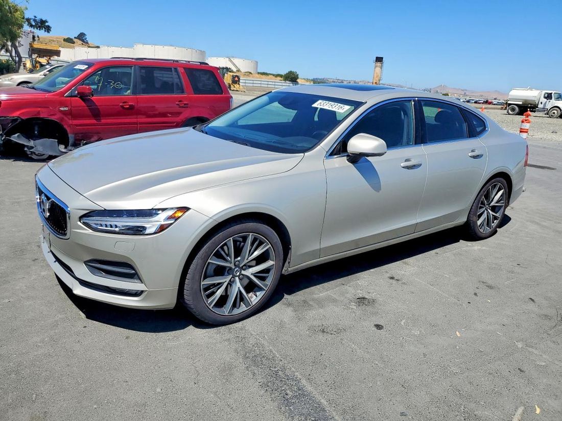 2017 VOLVO S90