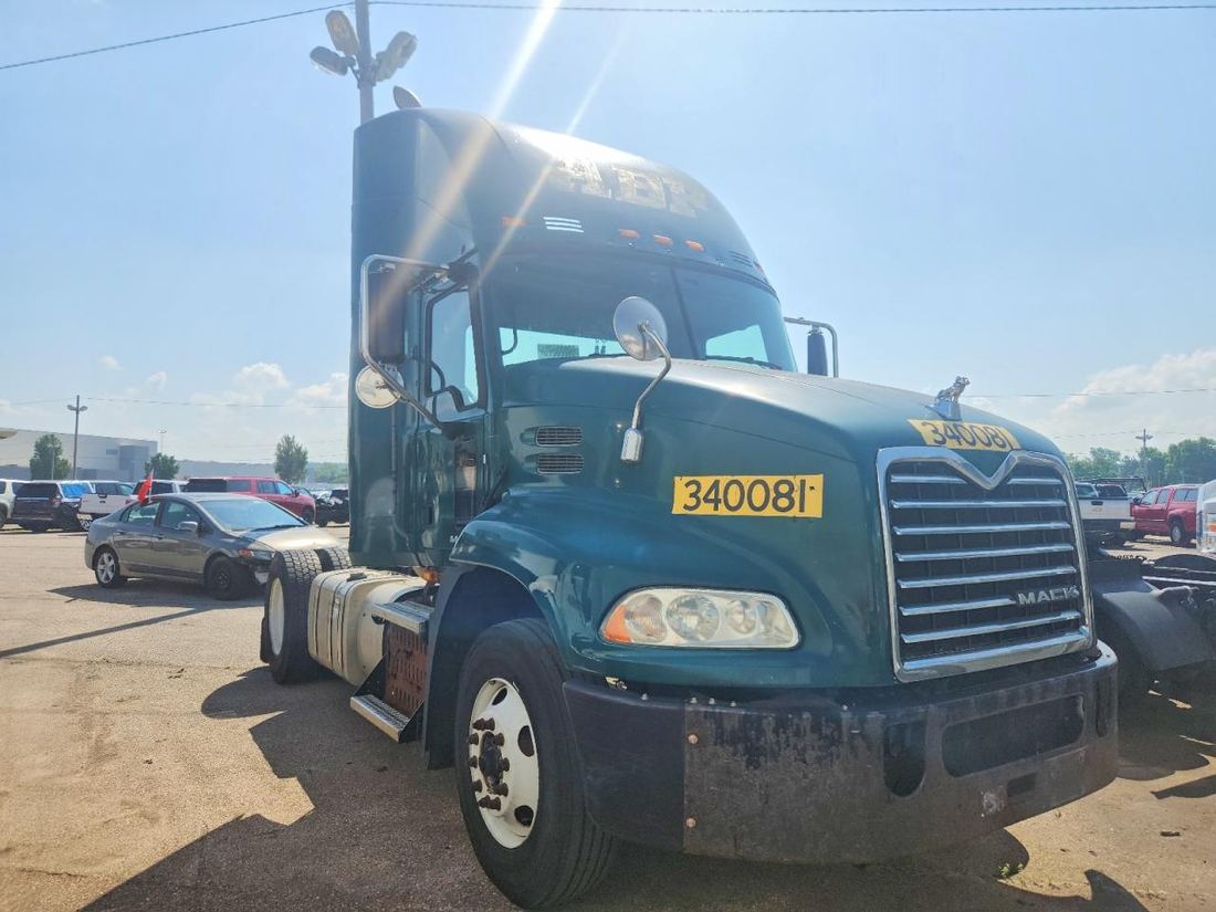 2015 MACK 600