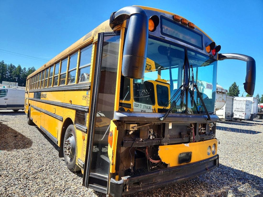 2004 THOMAS SAF-T-LINER C2