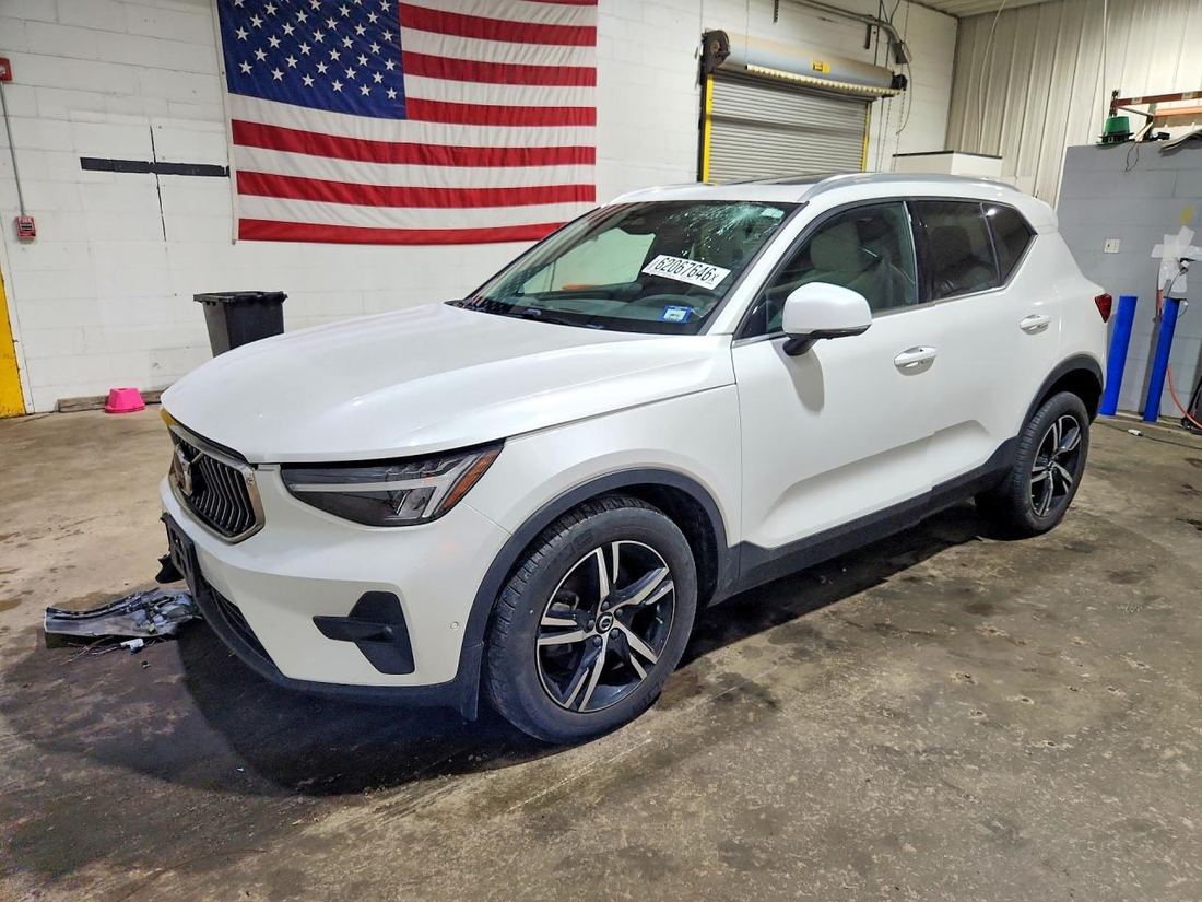 2023 VOLVO XC40