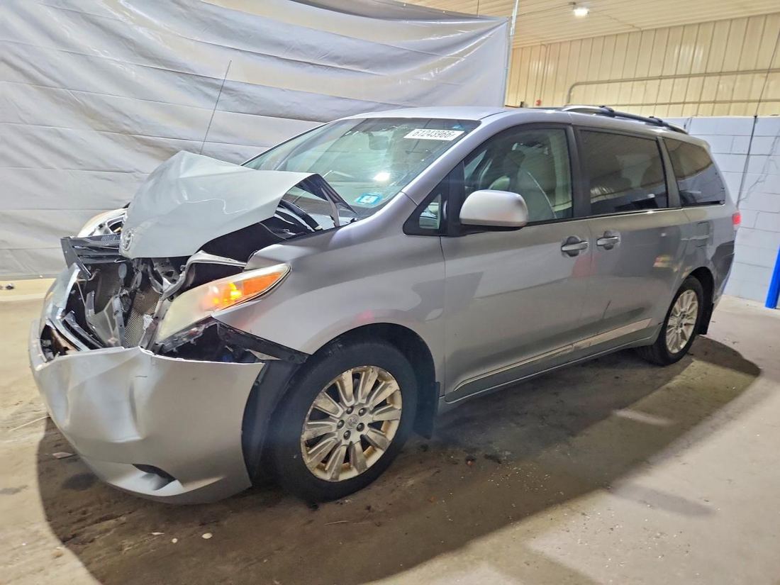 2011 TOYOTA SIENNA