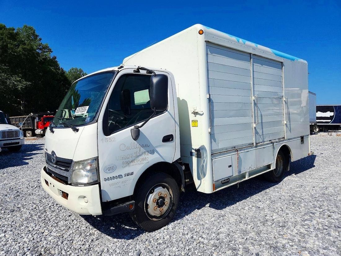 2015 HINO 195
