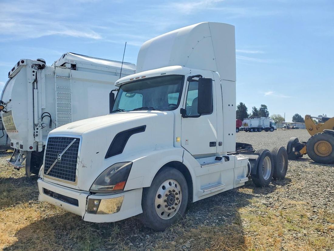 2011 VOLVO VNL
