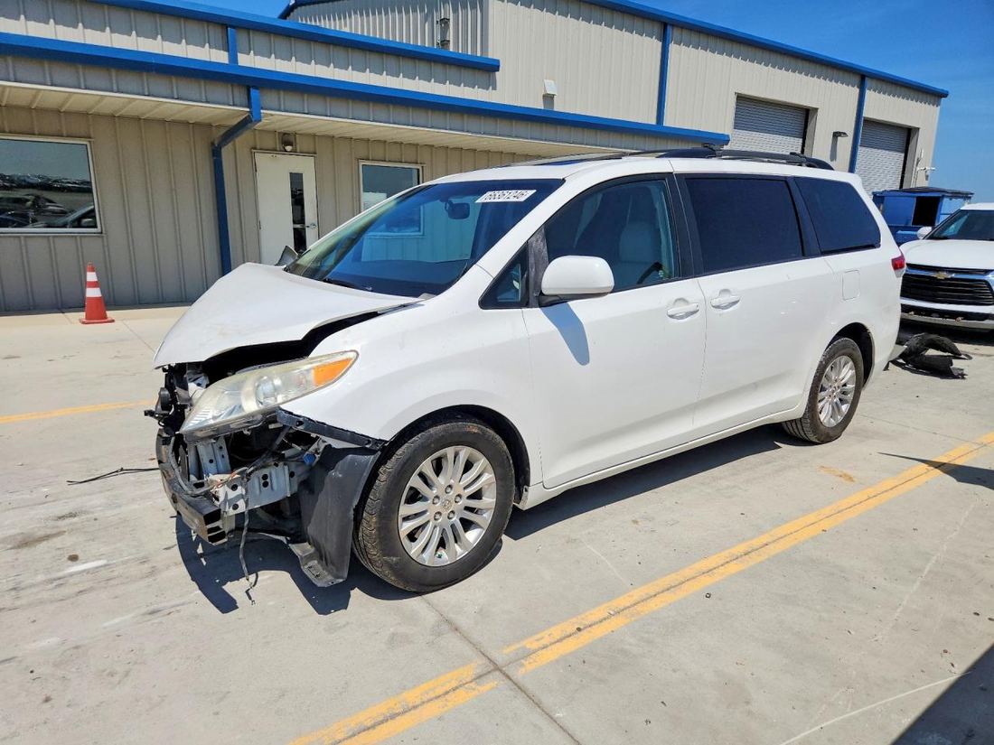 2011 TOYOTA SIENNA