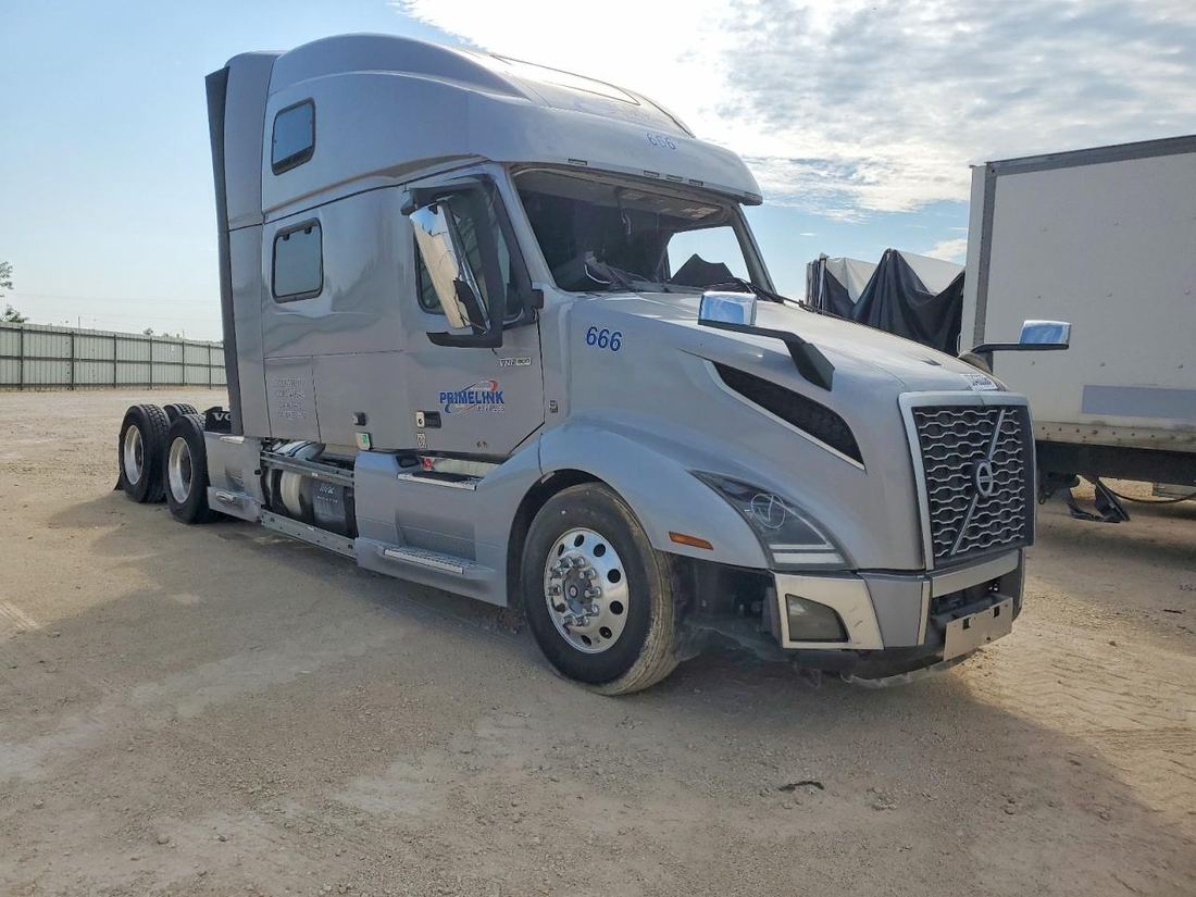 2022 VOLVO VN