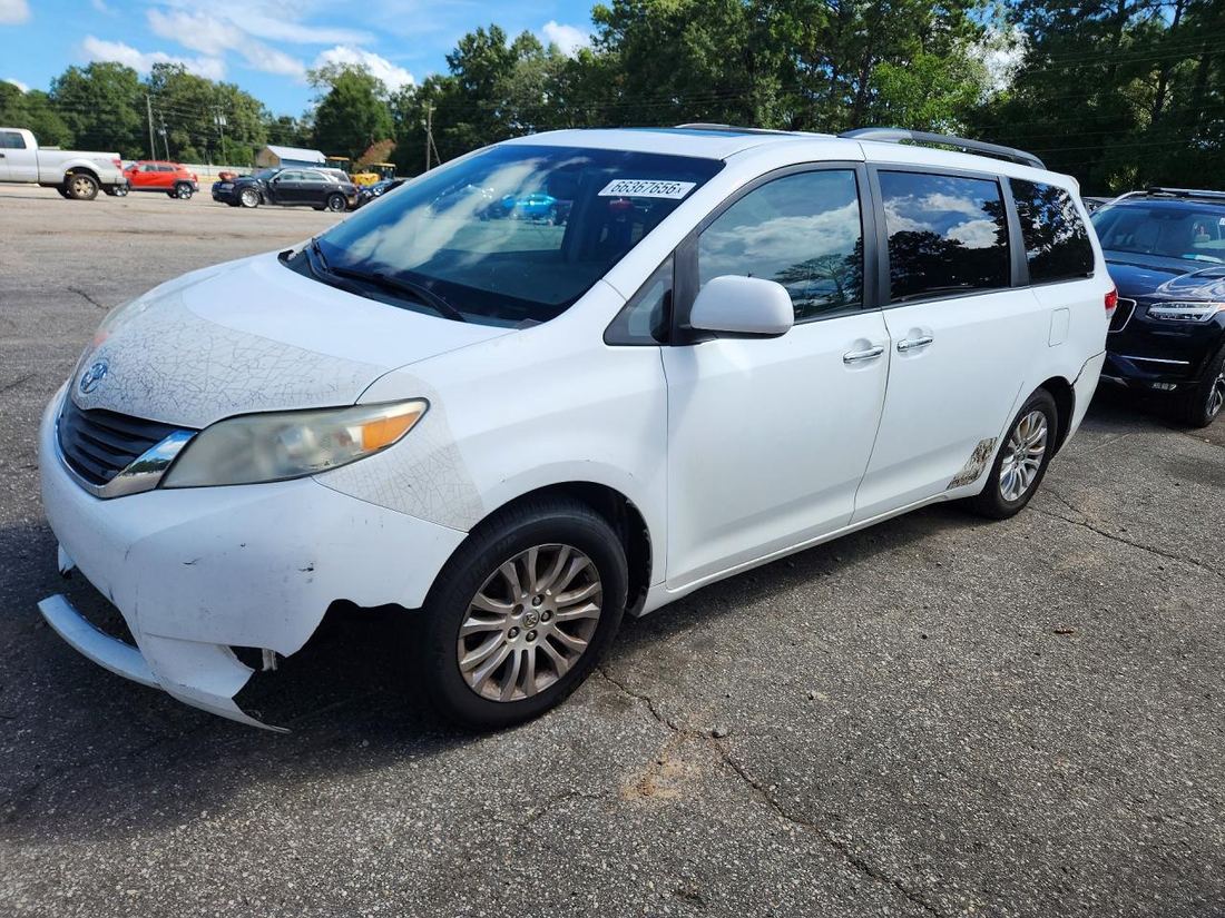 2011 TOYOTA SIENNA