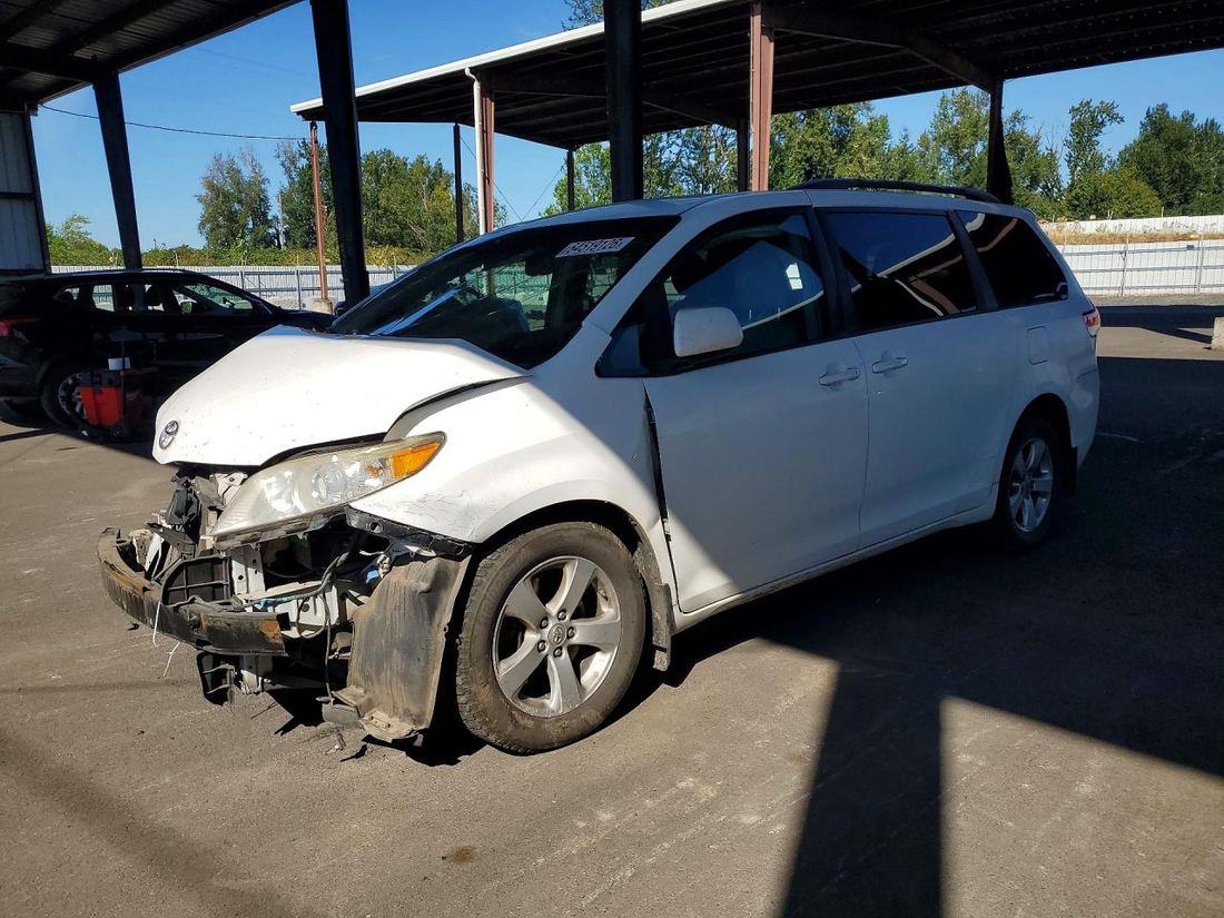 2011 TOYOTA SIENNA