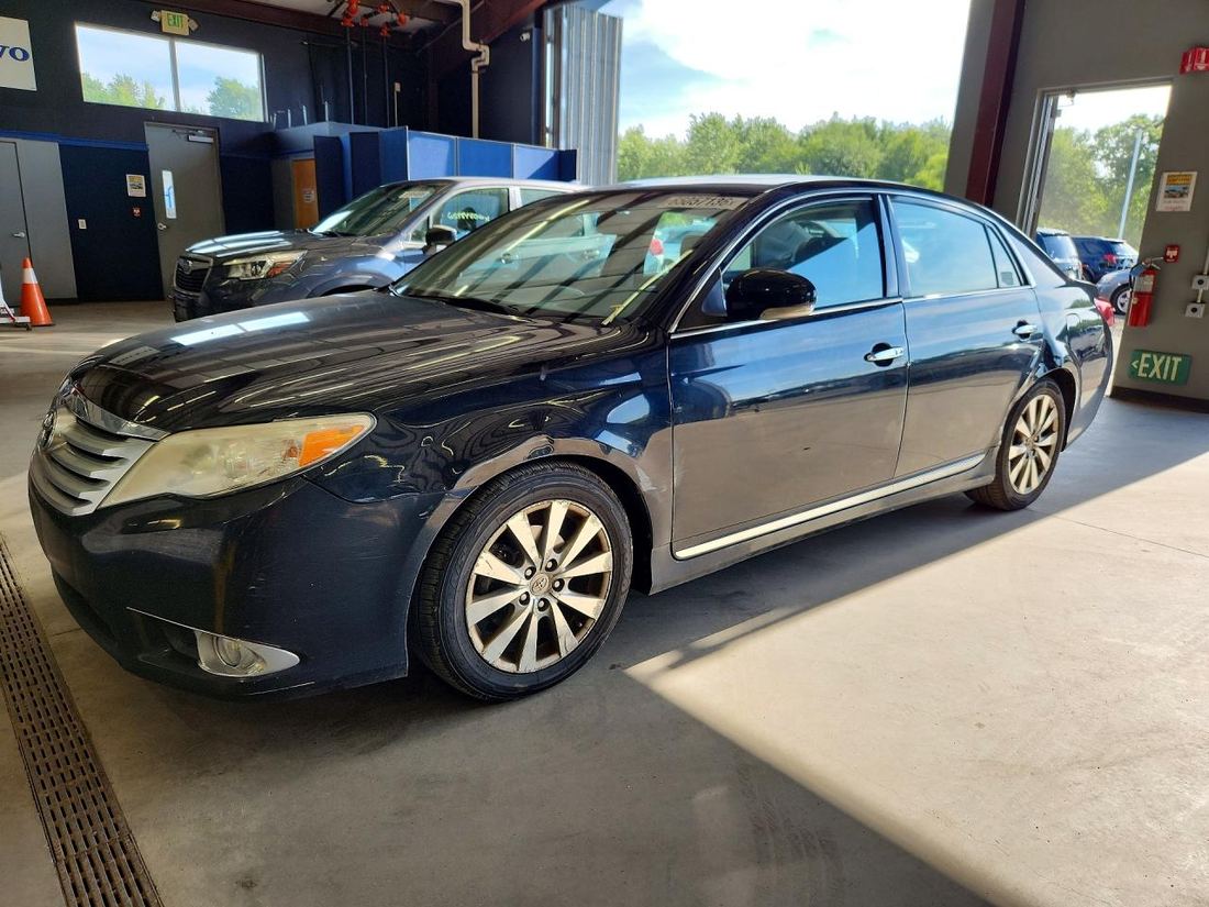 2011 TOYOTA AVALON