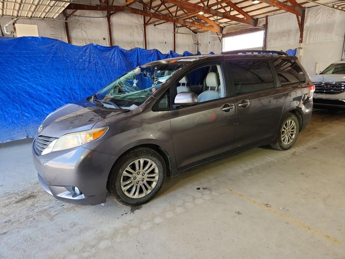 2011 TOYOTA SIENNA