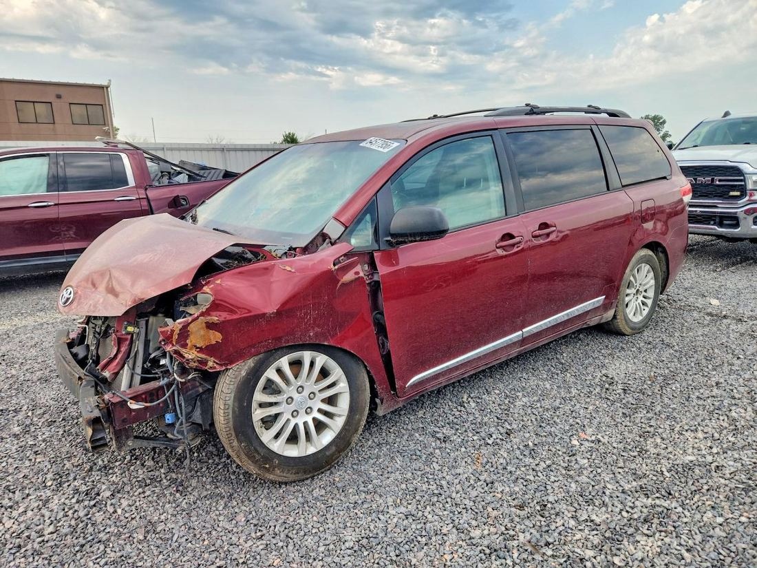 2011 TOYOTA SIENNA