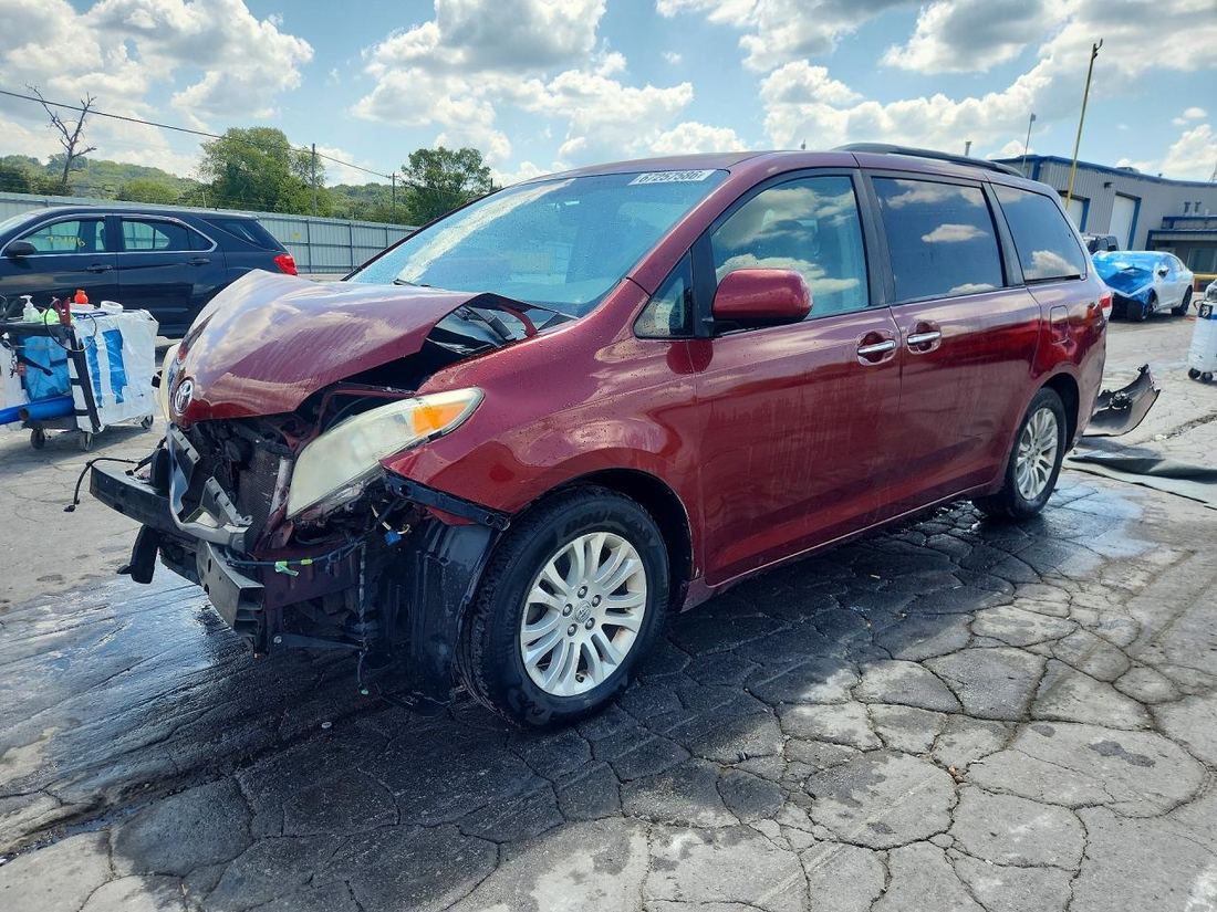 2011 TOYOTA SIENNA