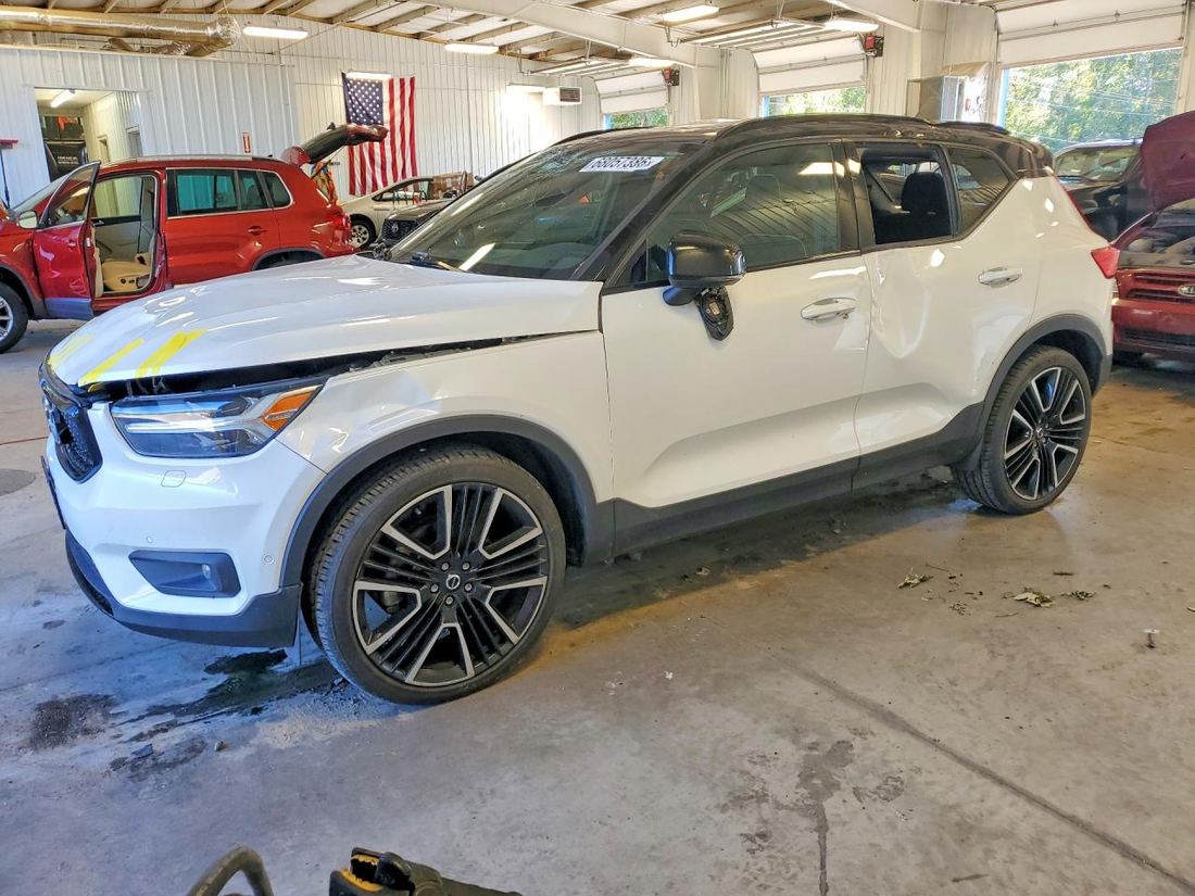 2021 VOLVO XC40