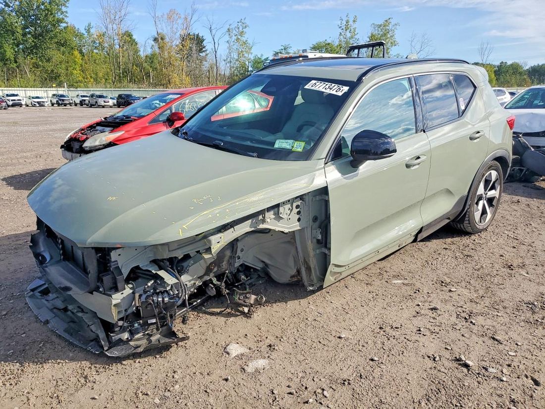2024 VOLVO XC40
