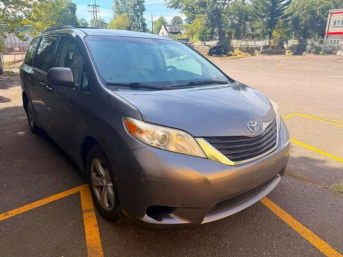 2011 TOYOTA SIENNA