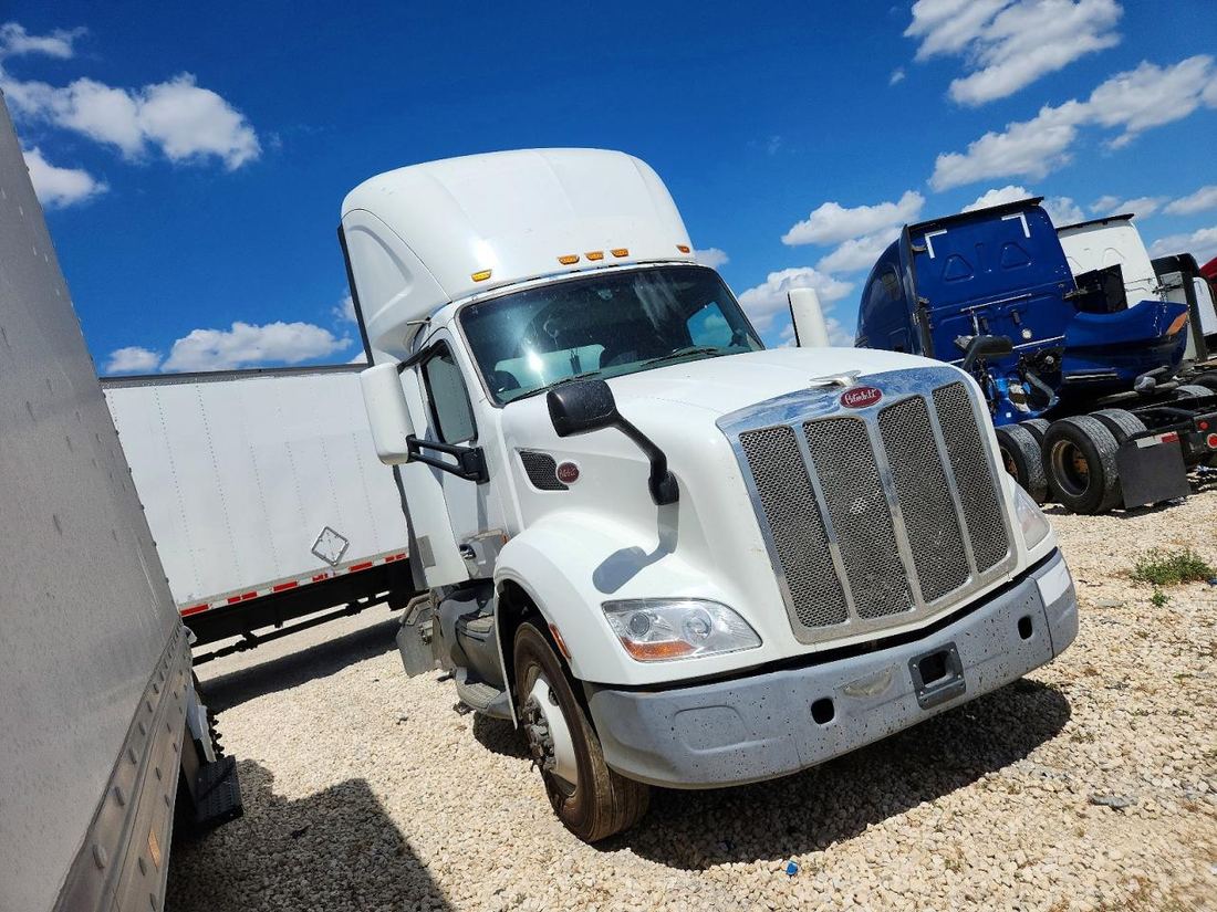 2017 PETERBILT 579