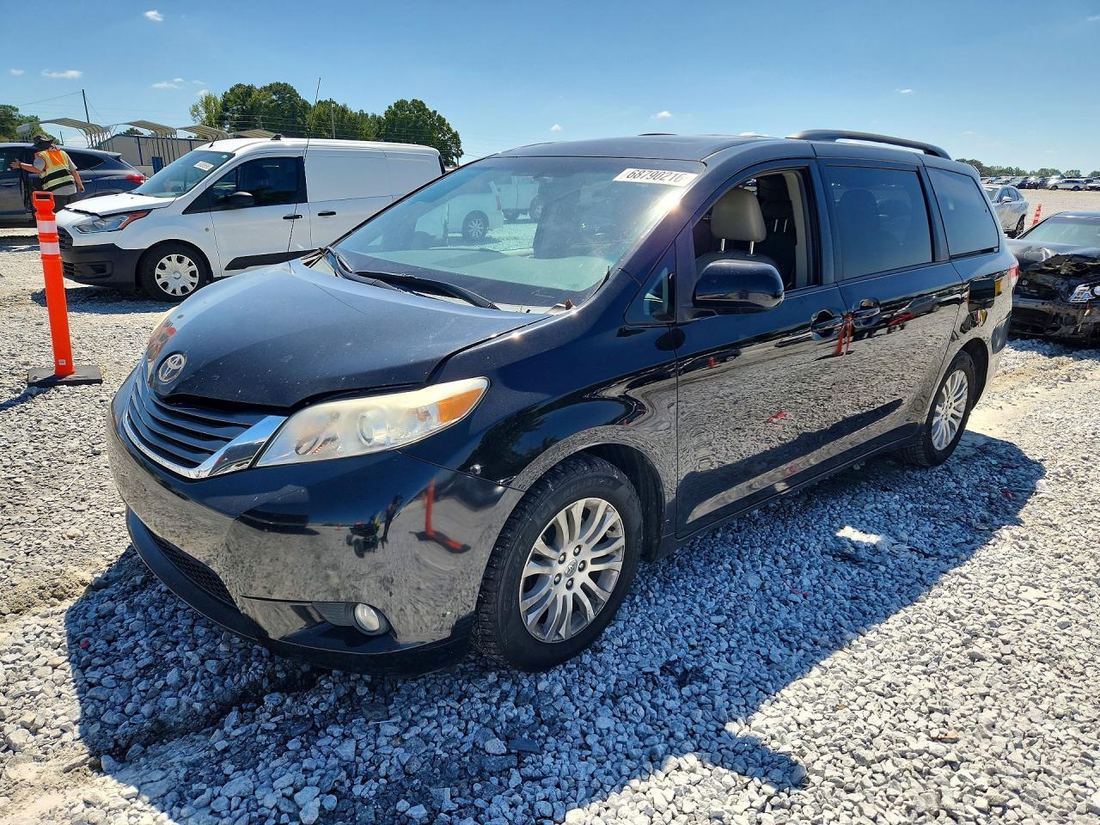 2011 TOYOTA SIENNA