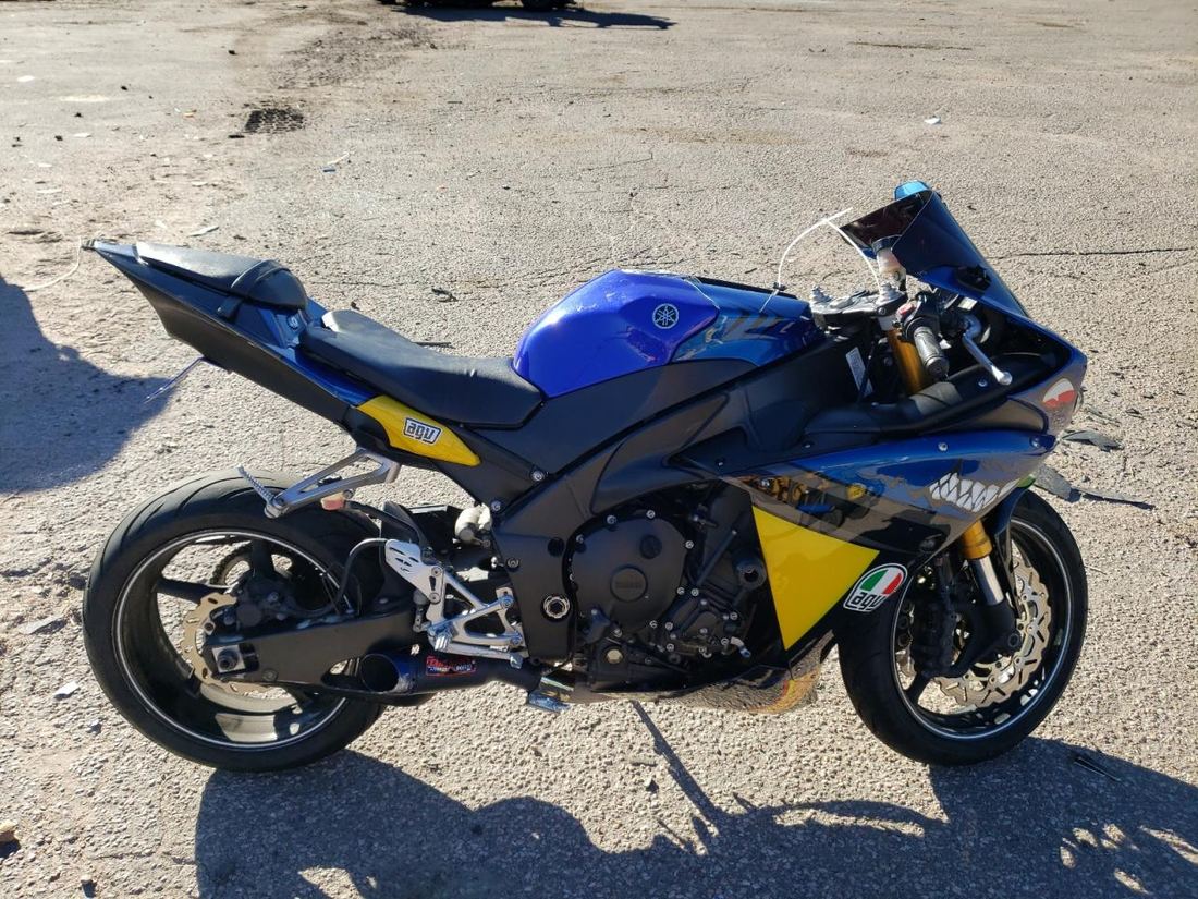 2011 YAMAHA YZFR1