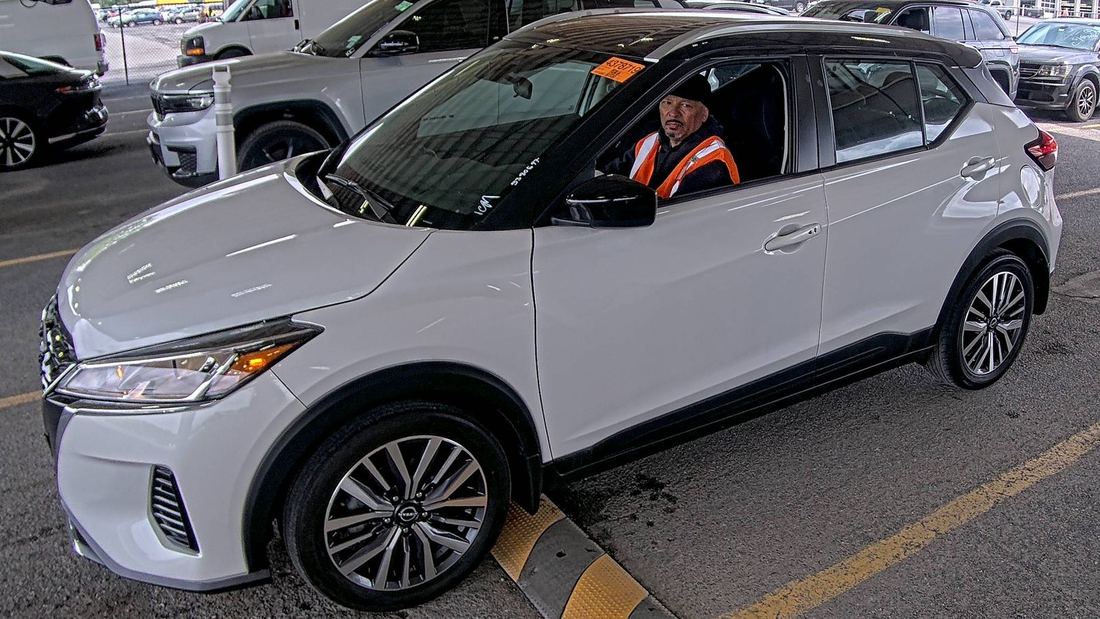 2024 NISSAN SV