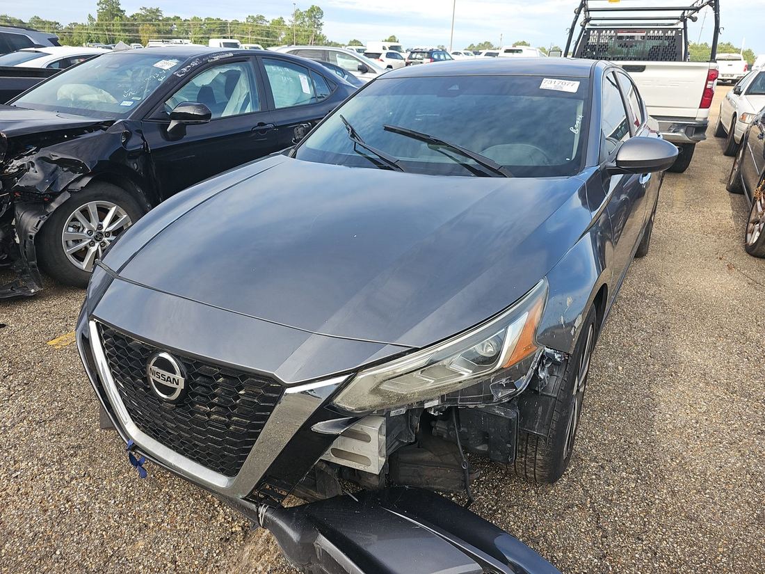 2022 NISSAN SV