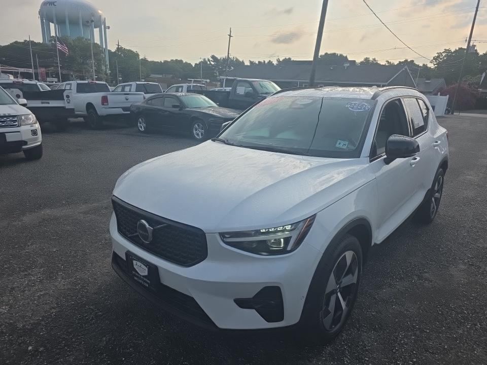 2025 Volvo Plus Dark