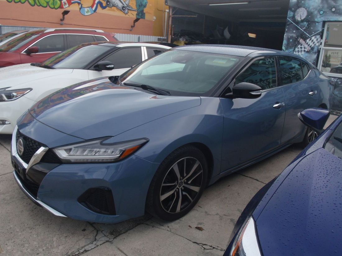 2021 Nissan SV