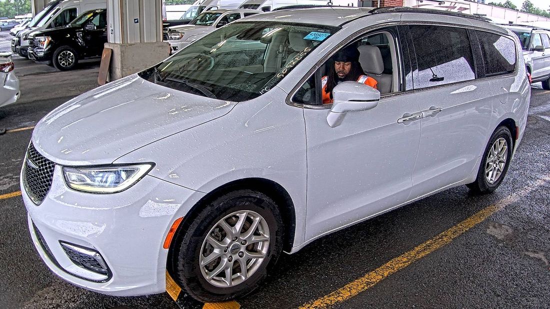 2021 CHRYSLER Touring L
