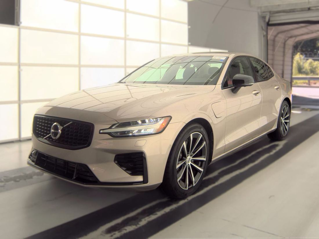 2025 VOLVO Plus Dark