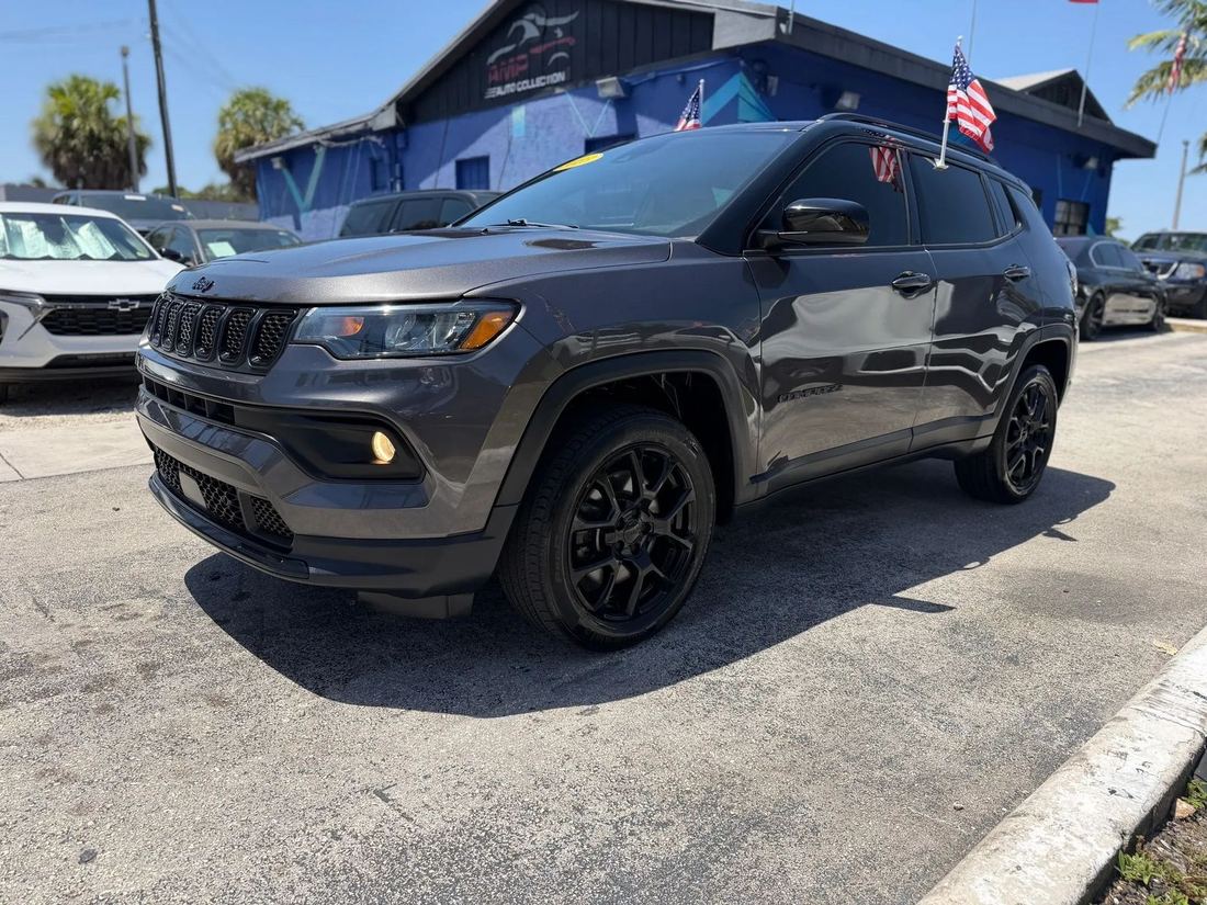 2023 Jeep North, Latitude