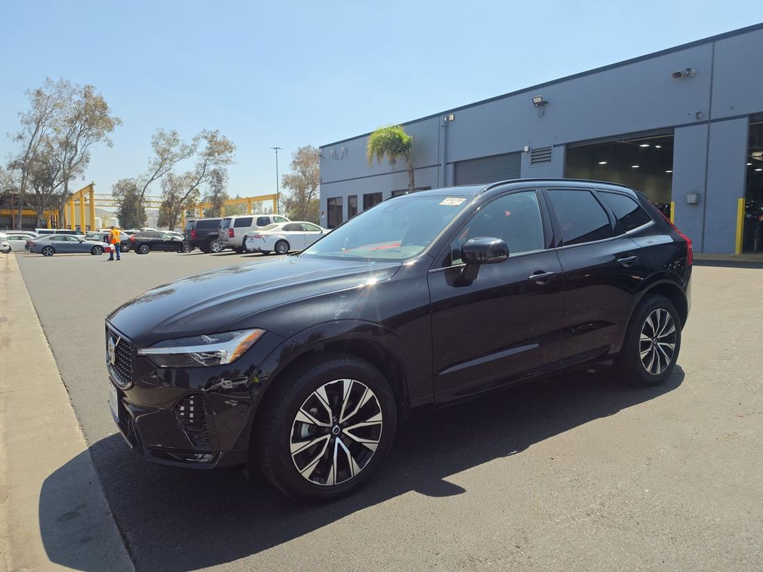 2025 Volvo Plus Dark
