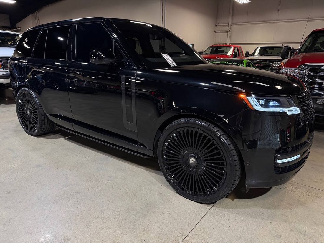 2023 Land Rover SE