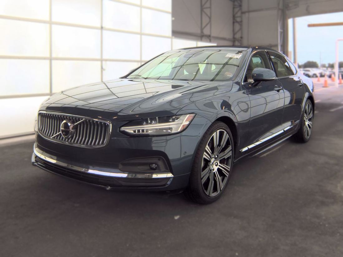 2023 VOLVO Plus Bright with Climate