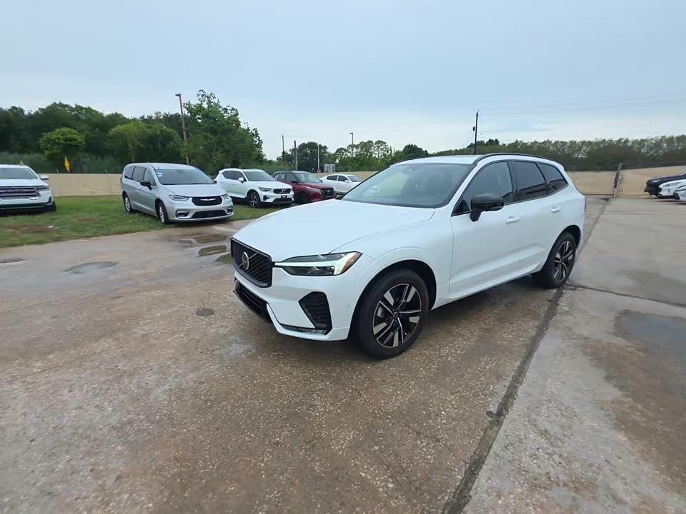 2026 Volvo Plus Dark
