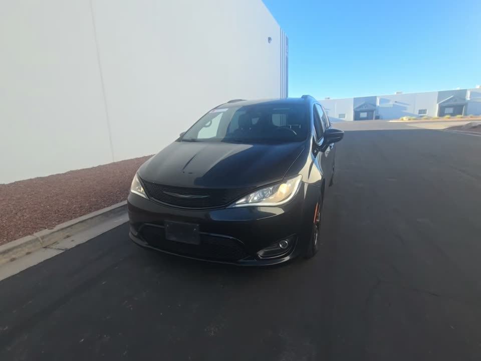 2018 Chrysler Touring L Plus