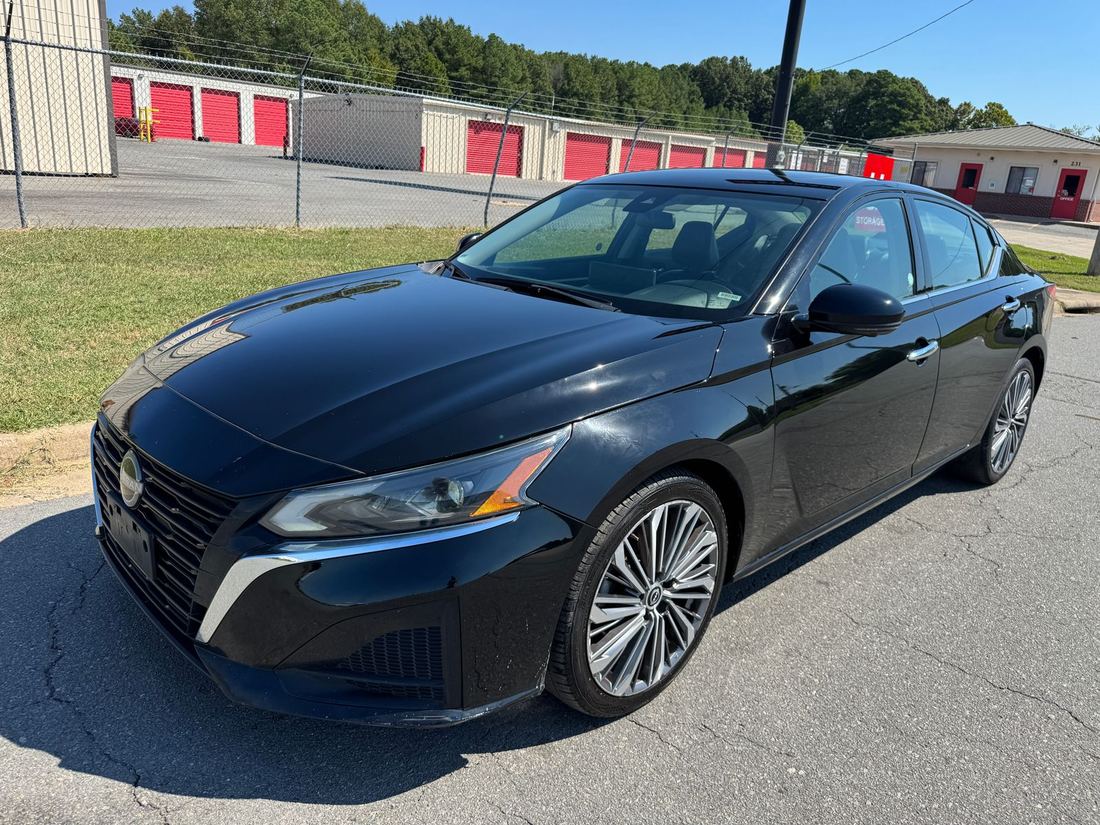 2023 Nissan SL