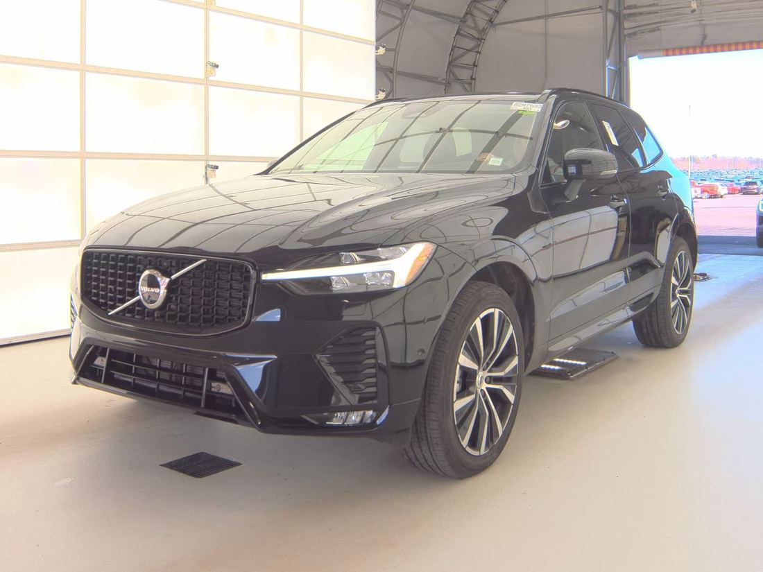 2025 Volvo Plus Dark