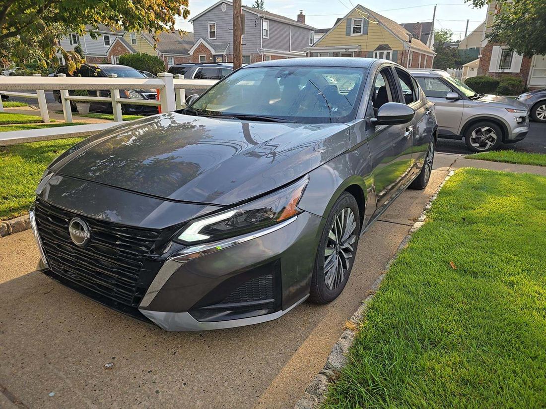 2024 NISSAN SV