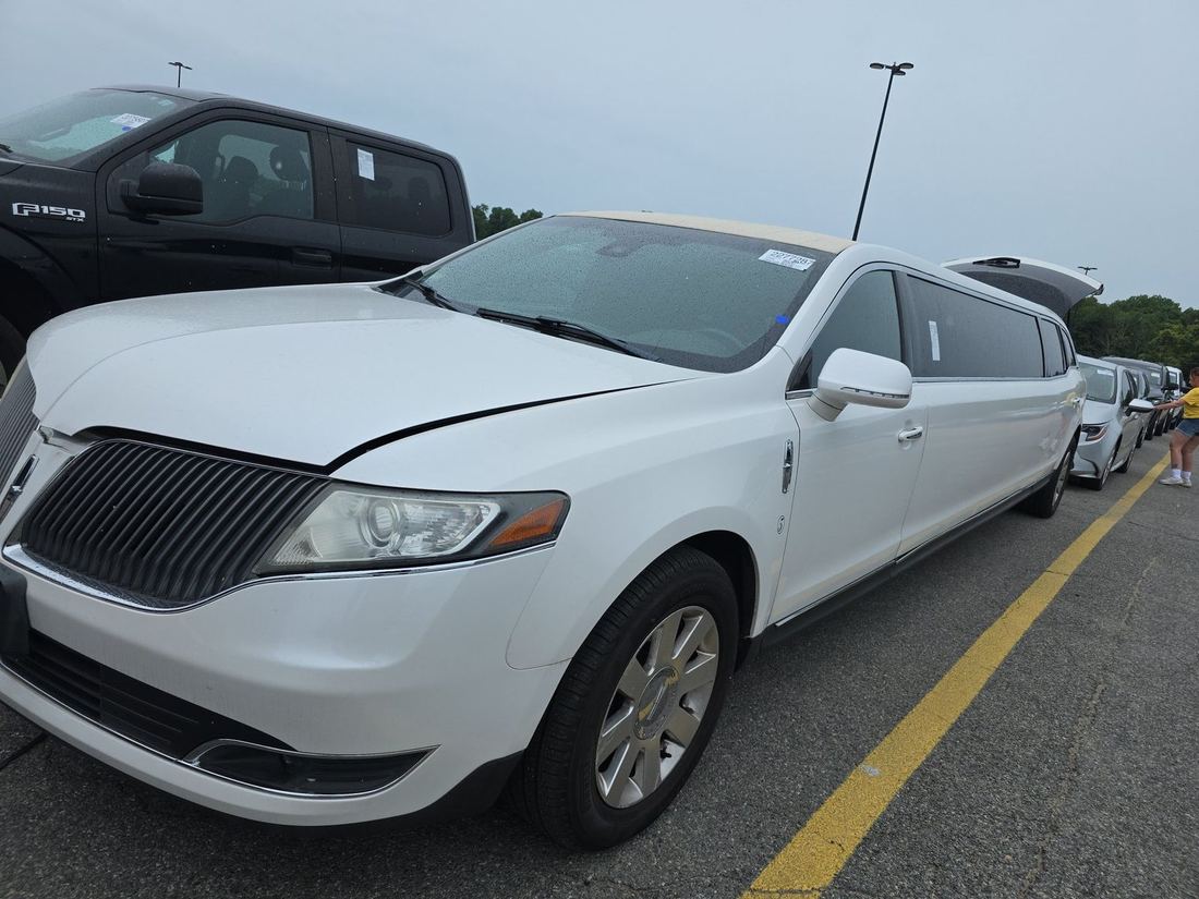 2013 Lincoln Town Car (Limo)
