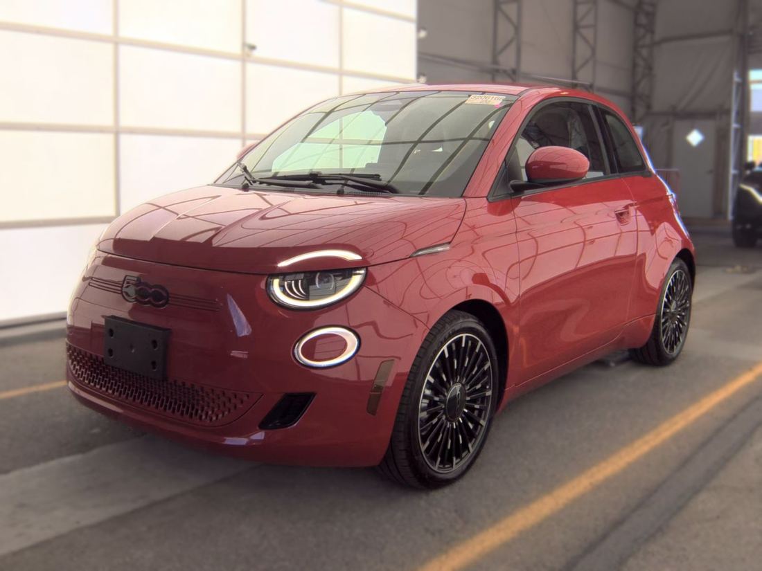 2024 FIAT Red, 500e