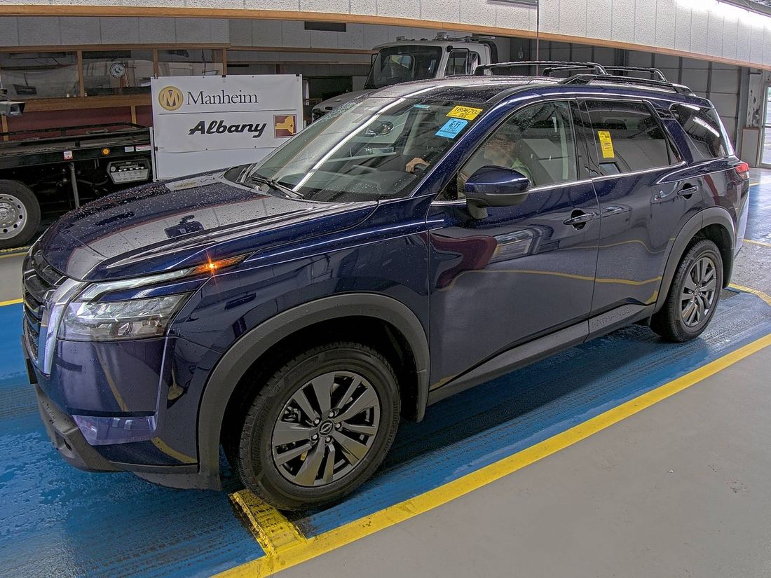 2025 Nissan SV
